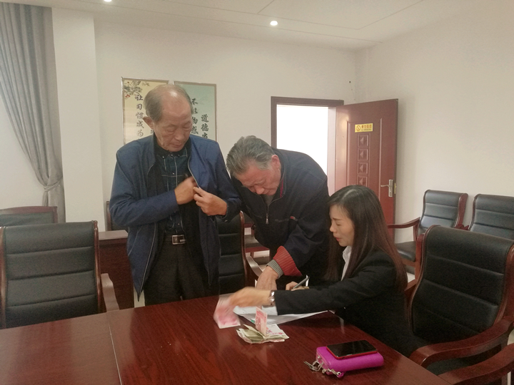 老同志重阳节交党费.jpg
